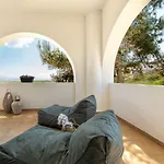 Sun Smiles In Naousa, Paros Feriehus