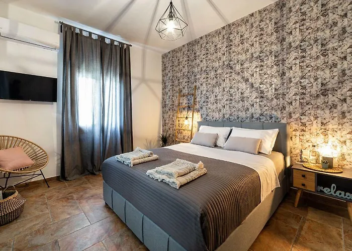 Sun Smiles In Naousa, Paros ナウサ